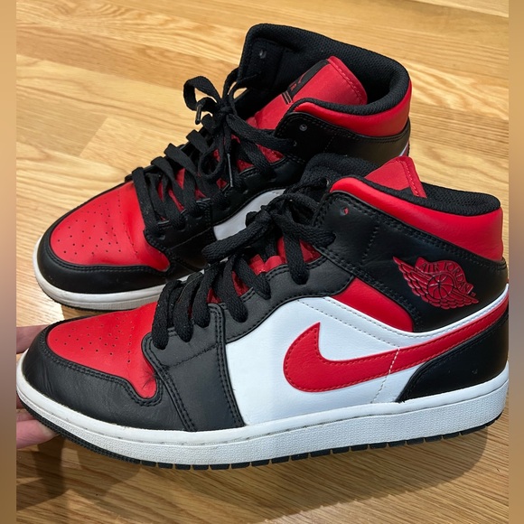 Air Jordan 1 Mid - Picture 1 of 7